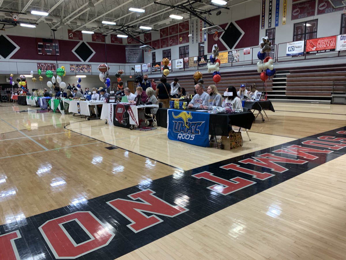 LSNvolleyball's tweet photo. Proud to be a Bronco- 17 student athletes signed to continue their academic and athletic careers! Our very own Scoob signed tonight!! #R7proud #LSNVB https://t.co/t96d2XKfIa