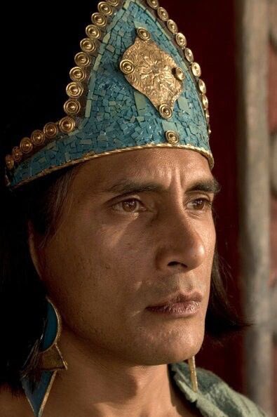 Cuauhtemoc_1521's tweet photo. Contrario a lo que se cree, los gobernantes mexicas no usaban penachos de plumas. Usaban una diadema de oro con incrustaciones en turquesa llamada xihuitzolli/xiuhcopilli.Por lo tanto es poco probable que el famoso penacho lo haya usado algún tlahtoque, como el propio Motecuhzoma https://t.co/AVQdwbPhuE