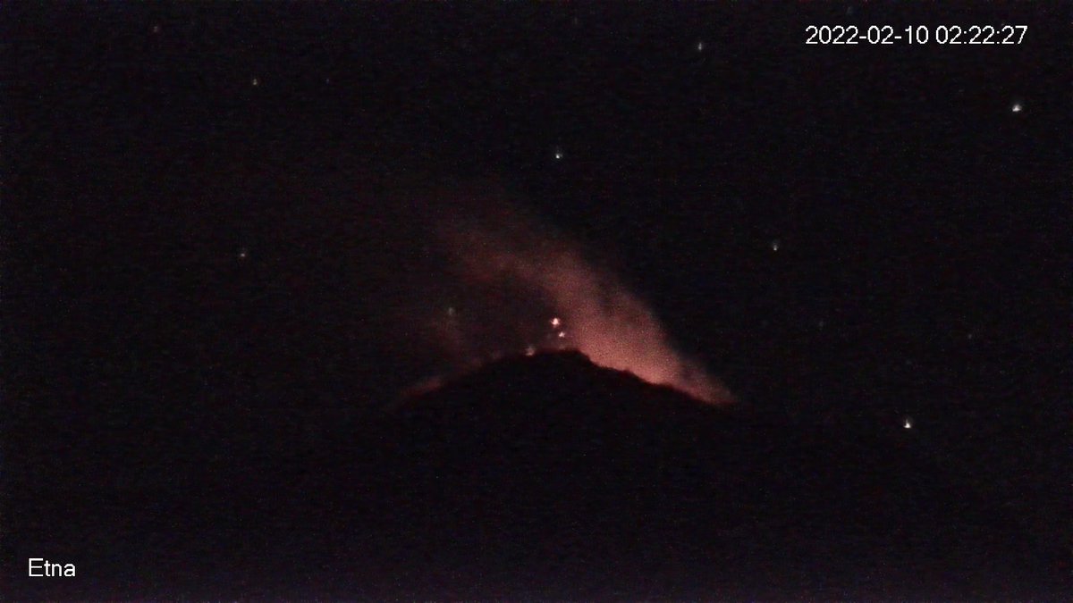 Sergio_etna's tweet photo. Stanotte, dal cratere di Sud Est si vede qualche esplosione stromboliana. #Etna vista da #Mascalucia da circa 17 km https://t.co/hUKBpAm2F2