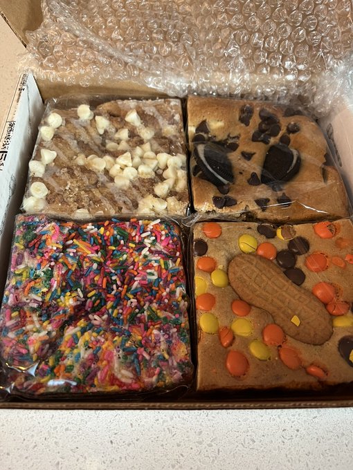 Got these brownies in the mail today by a local baker! I literally caaaant 🥵 https://t.co/jZOnYAIEfH