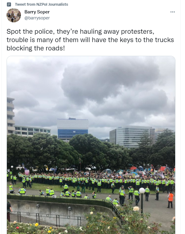 Fearfacts's tweet photo. Super sleuth Soper, overwhelmed with glee at protesters protesting a Government he loathes, completely forgets that tow trucks are a thing.
#OnceWereReporters
#BarelySober
#NZMEMEME
#PillowTalkZB https://t.co/JcJ5IINpyX