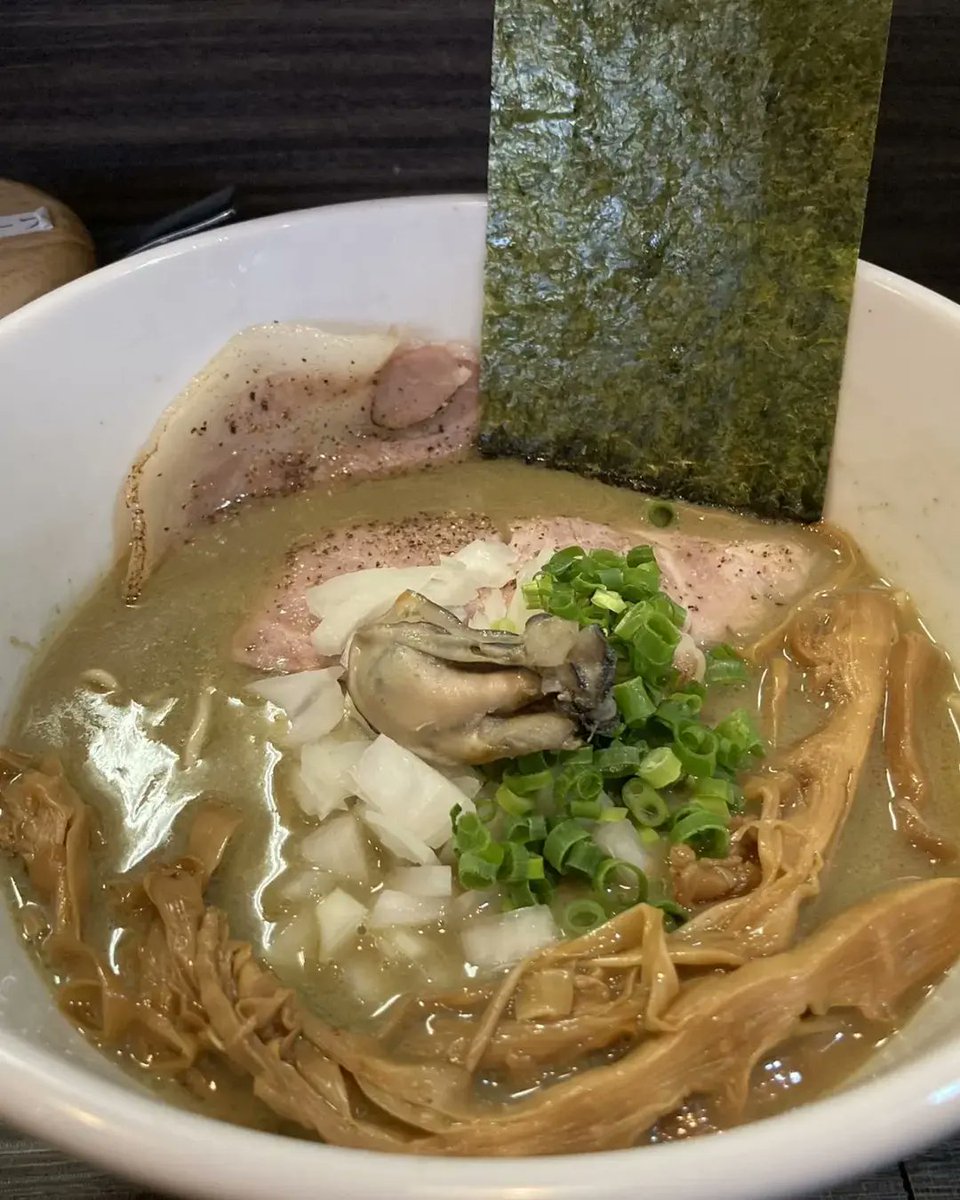 hinnna111's tweet photo. おはようございます!
本日木曜日は
芳醇牡蠣らーめん
が３００円お得の６００円です!!

今日はまた一段と寒いですねー⛄
お昼から雪になるそうなので、お気をつけてご来店ください。

麺屋 煮干と鶏 ひんな https://t.co/Iab7ryCHEv