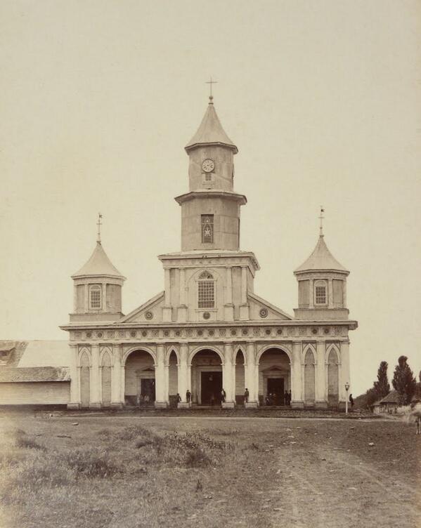 RenzoVaccarezza's tweet photo. Iglesia y plaza de Castro, año 1893. 
Antes de la intervención del arquitecto italiano Eduardo Provasoli. https://t.co/KRAX3VtApG