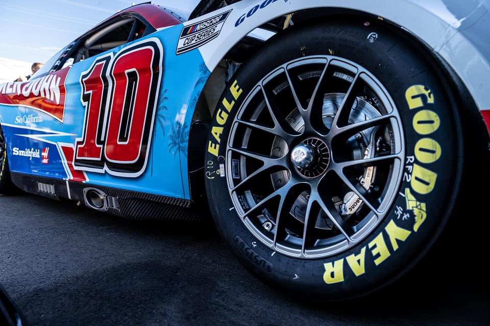 Brian_Murphy_'s tweet photo. I think it’s going to be a good year…

📸 - @JPotterPhoto 

@StewartHaasRcng | #SHRacing
@BuschBeer | @FarmerJohnLA 
@Mahindra_USA | @Haas_Automation 
@GoodyearRacing | #GoodYearRacing https://t.co/1eh69NtkBN