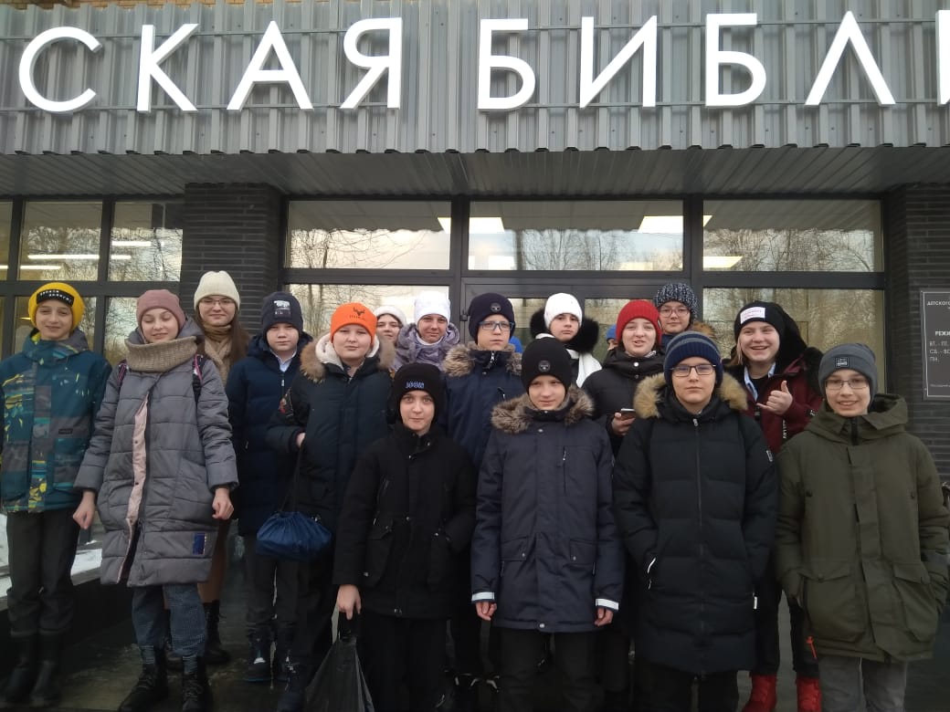lilenka4's tweet photo. 9 февраля для ​ учащихся ​ 6В класса МБОУ «Гимназия №2» сотрудники центральной детской библиотеки им. А.Белого провели Урок​ мужества "Время детства - Блокада!" ​ Эмоциональный рассказ ведущих ​ и презентация с историческими материалами впечатлили ребят. https://t.co/wfjbpWMtzt