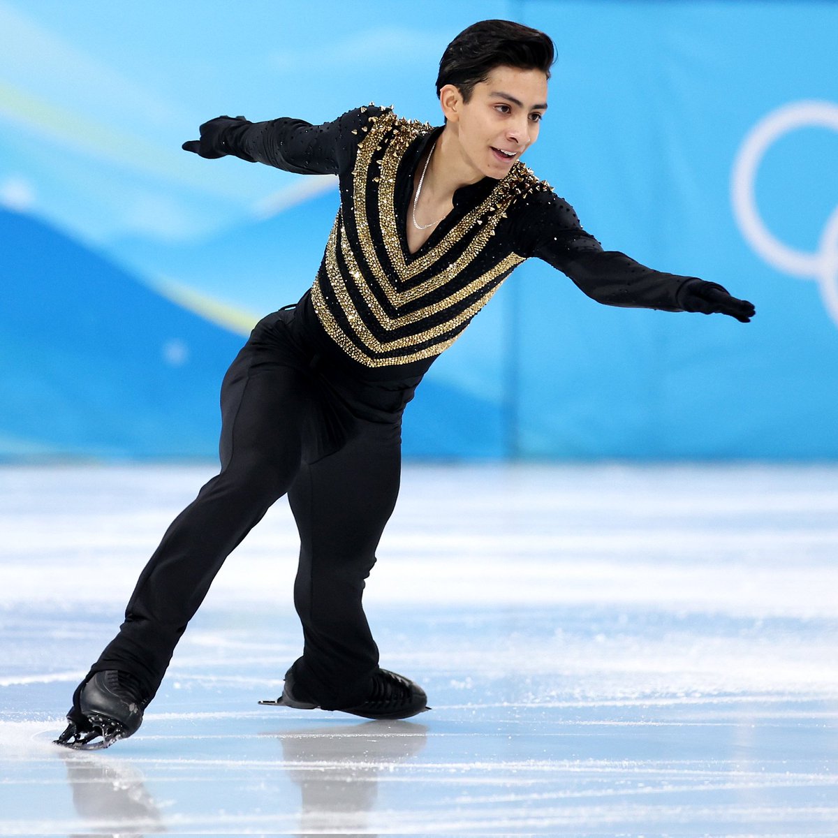 wonniecoenffl's tweet photo. Suerte a los dos mejores patinadores, es un completo honor verlos en la pista. Donovan Carillo y Yuzuru Hanyu. Los reyes del hielo. 
#Bejing2022 #DonovanCarrillo #YuzuruHanyu https://t.co/LazFSqw05p