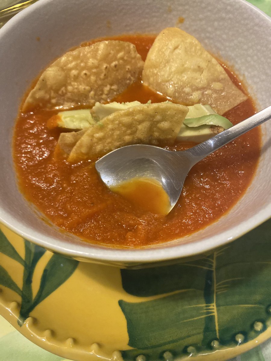 KBirkeDaniels's tweet image. Antes nunca me emocionaban las sopas. Pero en colombia con #TOTOPOS y aguacate, quien puede resistir? Les recomiendo mucho #colorcocina 🍵 Buscanles en internet/Facebook son deli 😋
