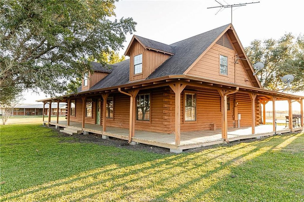 TxHorseProperty's tweet image. BURTON, CENTRAL TEXAS. 15 rolling acres, 2-story 3/3 log cabin w/wrap around porch, garage converted to home office, horse stalls, new cross fencing, two electric gates, RV hook-up, pond. $895K #txhorseproperties #burtontx #centraltexas tinyurl.com/3351Burton