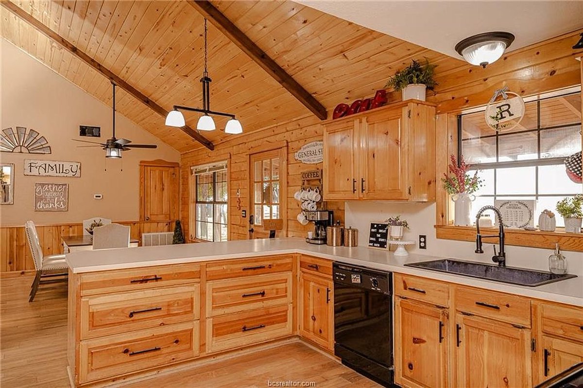 TxHorseProperty's tweet image. BURTON, CENTRAL TEXAS. 15 rolling acres, 2-story 3/3 log cabin w/wrap around porch, garage converted to home office, horse stalls, new cross fencing, two electric gates, RV hook-up, pond. $895K #txhorseproperties #burtontx #centraltexas tinyurl.com/3351Burton