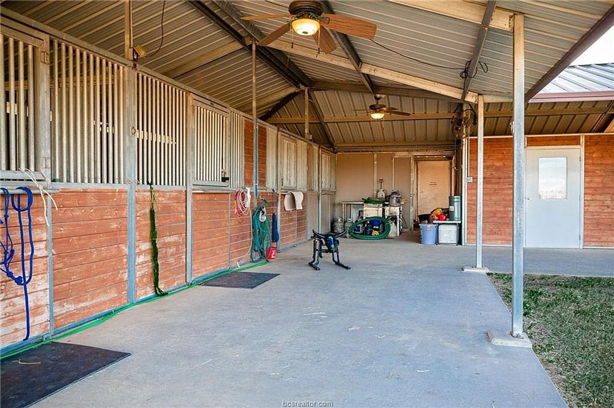 TxHorseProperty's tweet image. BURTON, CENTRAL TEXAS. 15 rolling acres, 2-story 3/3 log cabin w/wrap around porch, garage converted to home office, horse stalls, new cross fencing, two electric gates, RV hook-up, pond. $895K #txhorseproperties #burtontx #centraltexas tinyurl.com/3351Burton