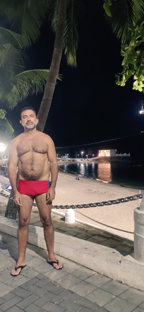 JoaoFiguer's tweet photo. Banho de mar às 2h da manhã? Só em Salvador! O Porto da Barra é uma praia urbana, de águas calmas, refrescantes, ideal para amenizar o calor. https://t.co/gQFVqLnVH3