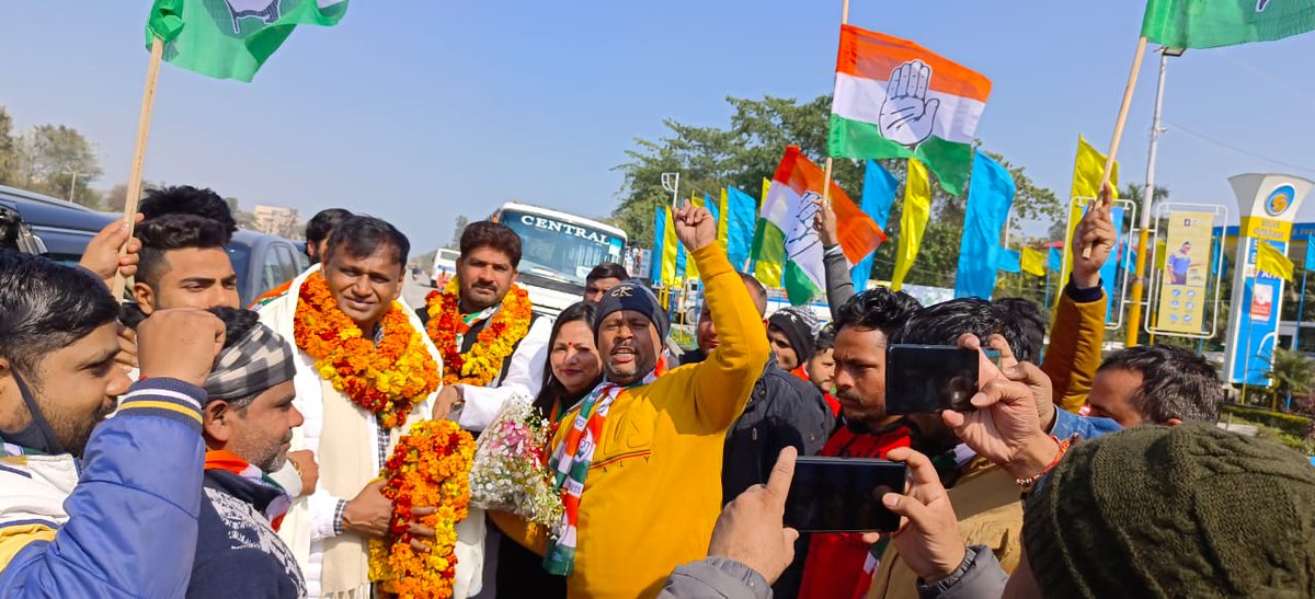 kkc_india's tweet photo. कांग्रेस के राष्ट्रीय प्रवक्ता और KKC के राष्ट्रीय अध्यक्ष, माननीय @Dr_Uditraj जी के उत्तराखण्ड चुनावी दौरे के दौरान रूद्रपुर पहुँचने पर उतराखंड KKC के प्रदेश अध्यक्ष श्री सी पी शर्मा जी और अन्य केकेसी नेताओं द्वारा भव्य स्वागत किया गया। @INCUttarakhand @harishrawatcmuk https://t.co/VCwdfxo8Ay