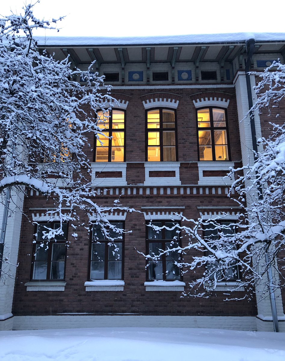 RantanenAnna's tweet photo. Monta lempipaikkaa @uniofjyvaskyla kauniilla kampuksilla. Tällä kertaa ihailemassa arkkitehti Kiseleffin vuonna 1881 suunnitteleman rakennuksen kauneutta.#JYUnique https://t.co/5IRYlXfoiR