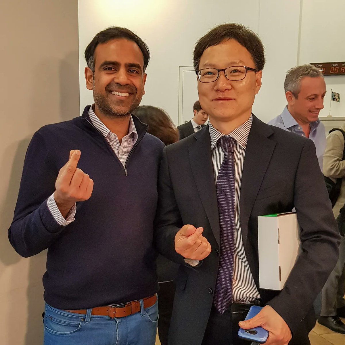 krowdinfo's tweet photo. Bilal is from London and Kyung is from Seoul. They both speak the same language. #Offerstranscendborders #ProudOfTeamKrowd 

#seoulkorea #growingyourbusiness #keepingitsimple #hospitality #empoweringsmes #partnerbanks #riskfree #flexiblecampaigns #nocommitments #healthnwellness https://t.co/S68lyOWzDx