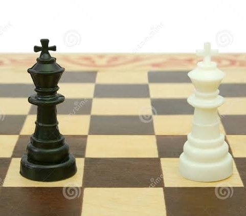 2 король шахмат. шахматы фигурки. линейный мат двумя ладьями. белый король шахматы. ферзь это королева.