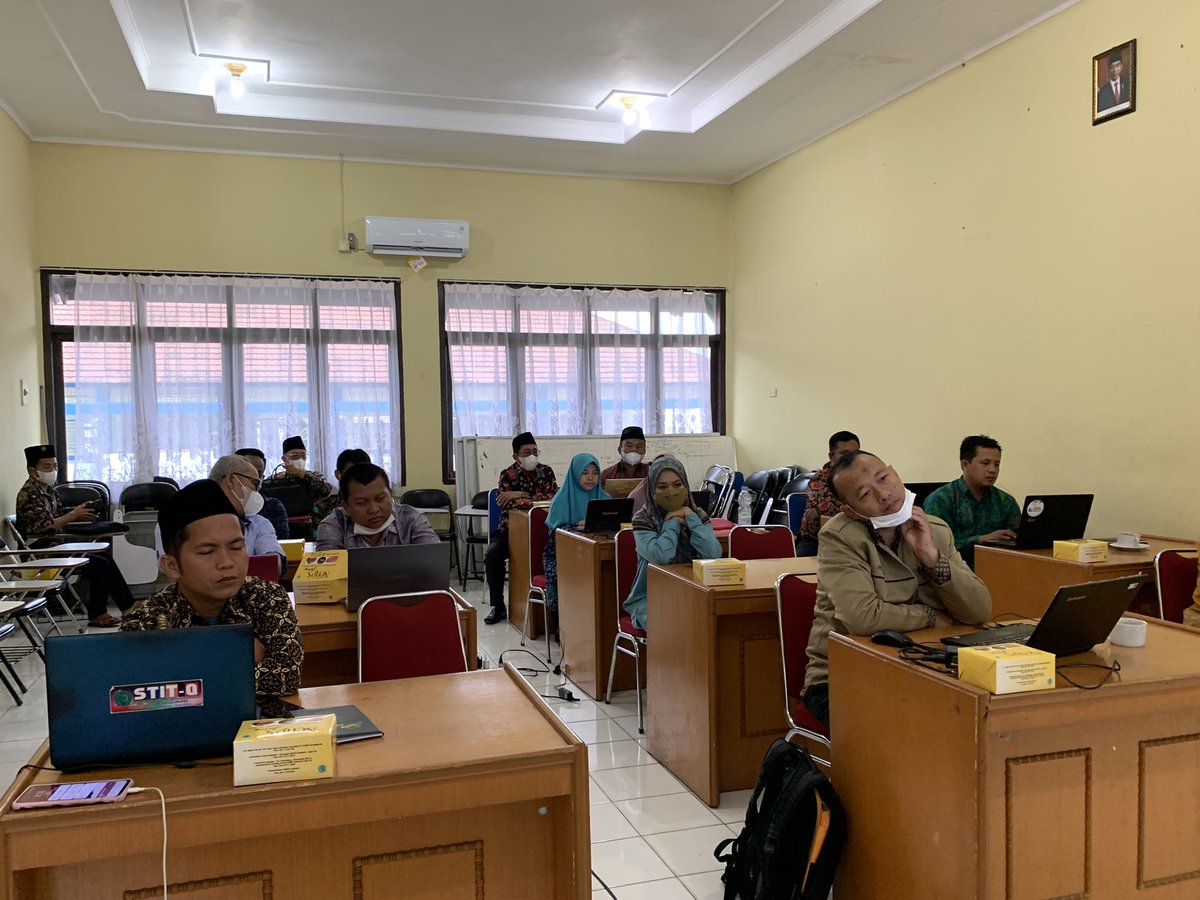 fptkisVII's tweet photo. FPTKIS Wil VII Sumbagsel Kemenag menyelenggarakan kegiatan Bimtek Penyusunan RKD &amp; BKD bagi Dosen tetap Non PNS Tersertifikasi Thn 2021 yang diikuti 20 orang peserta di Aula Gd. Kopertais Wil VII (10/02/22) @stebis_igm @uinrafahplg @diktiskemenag https://t.co/4TAKJnomy1