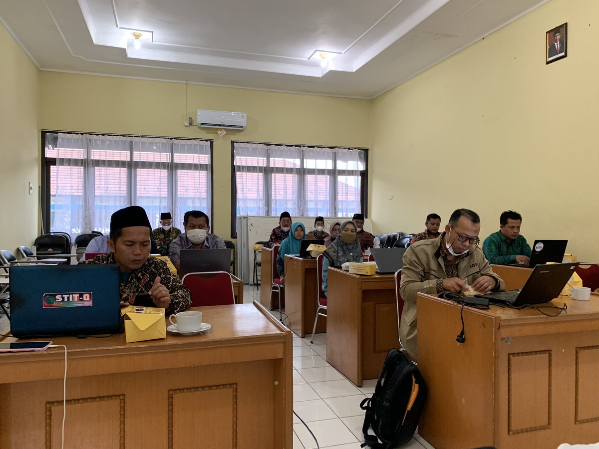 fptkisVII's tweet photo. FPTKIS Wil VII Sumbagsel Kemenag menyelenggarakan kegiatan Bimtek Penyusunan RKD &amp; BKD bagi Dosen tetap Non PNS Tersertifikasi Thn 2021 yang diikuti 20 orang peserta di Aula Gd. Kopertais Wil VII (10/02/22) @stebis_igm @uinrafahplg @diktiskemenag https://t.co/4TAKJnomy1