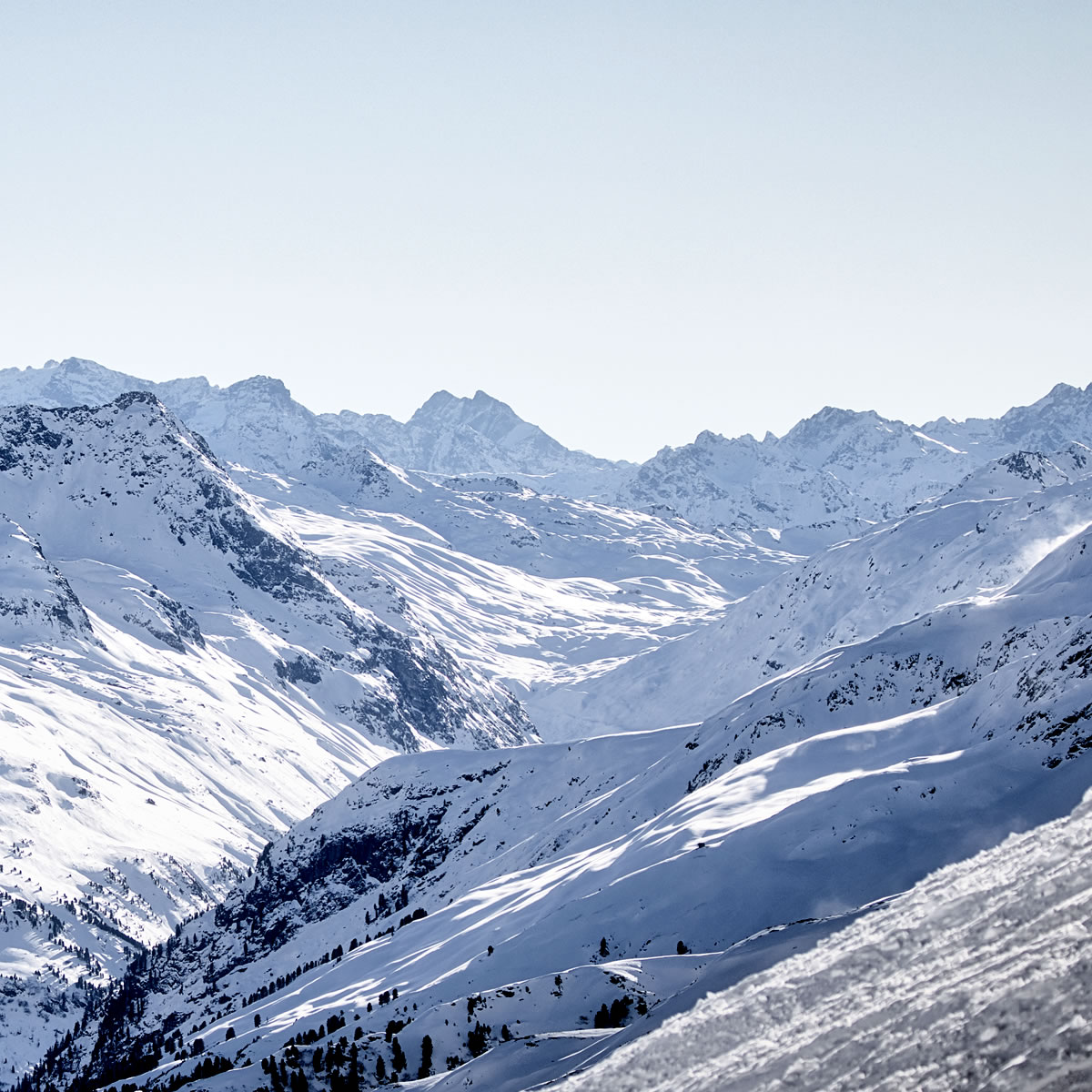 We could gaze at these #mountains in these shots of beautiful St. Anton am #Arlberg ALL day 😍🌞❄️❣️
#stantonamarlberg 
👉 Webcams: stantonamarlberg.com/en/webcams
📷 P. Bätz - #patteriol #tirol #austria #winterlove #alps