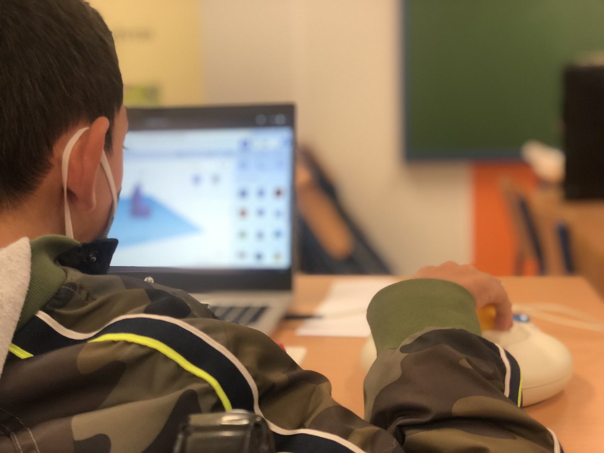 CdA_altoguada's tweet photo. 3,2,1,... retomamos! Raúl ya tiene en marcha su primer diseño 3D con @tinkercad en taller STEAM con #impulsa3 de @CdA_altoguada junto a #enterbotlinares Su primer 🏰 tiene una pinta 😍 igual que la motivación hacia el aprendizaje 👏👏@EducaAnd @DGAtDPC @ProInnoAnd @CEP_Orcera https://t.co/VmEOpq5Vys