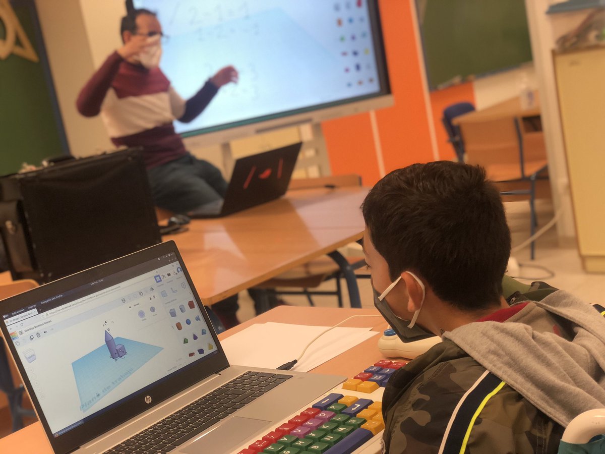 CdA_altoguada's tweet photo. 3,2,1,... retomamos! Raúl ya tiene en marcha su primer diseño 3D con @tinkercad en taller STEAM con #impulsa3 de @CdA_altoguada junto a #enterbotlinares Su primer 🏰 tiene una pinta 😍 igual que la motivación hacia el aprendizaje 👏👏@EducaAnd @DGAtDPC @ProInnoAnd @CEP_Orcera https://t.co/VmEOpq5Vys