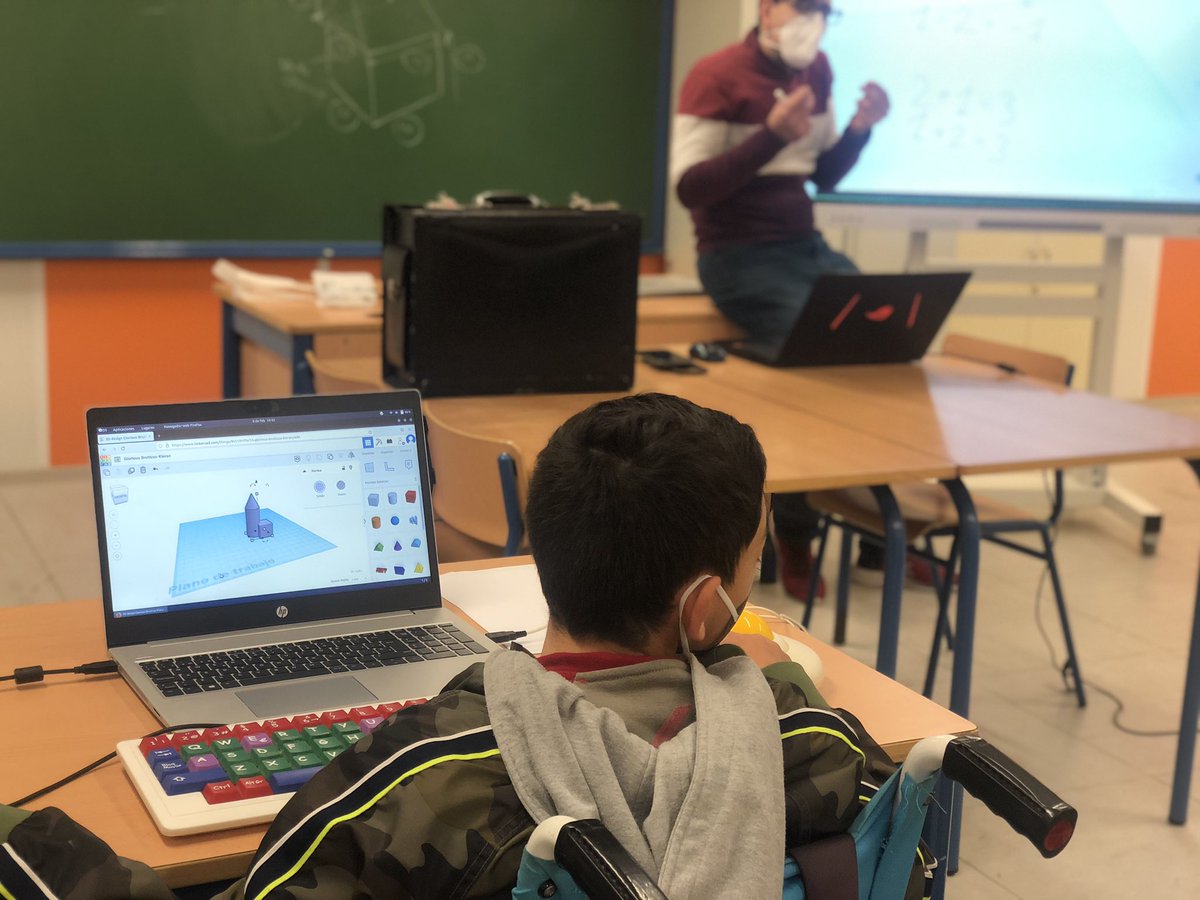 CdA_altoguada's tweet photo. 3,2,1,... retomamos! Raúl ya tiene en marcha su primer diseño 3D con @tinkercad en taller STEAM con #impulsa3 de @CdA_altoguada junto a #enterbotlinares Su primer 🏰 tiene una pinta 😍 igual que la motivación hacia el aprendizaje 👏👏@EducaAnd @DGAtDPC @ProInnoAnd @CEP_Orcera https://t.co/VmEOpq5Vys
