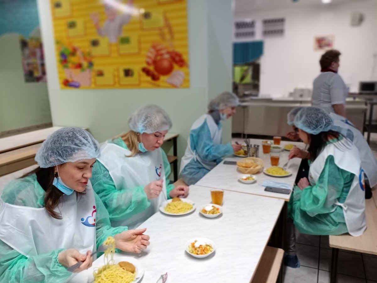 Сегодня в #мбушкола93 рейд по контролю за организацией и качеством горячего питания.
Родители изучили документы по питанию и приняли участие в дегустации блюд. Решение единогласно: питание организовано правильно! Дети - сыты,  родители - спокойны!
#мбушкола93 #планета93