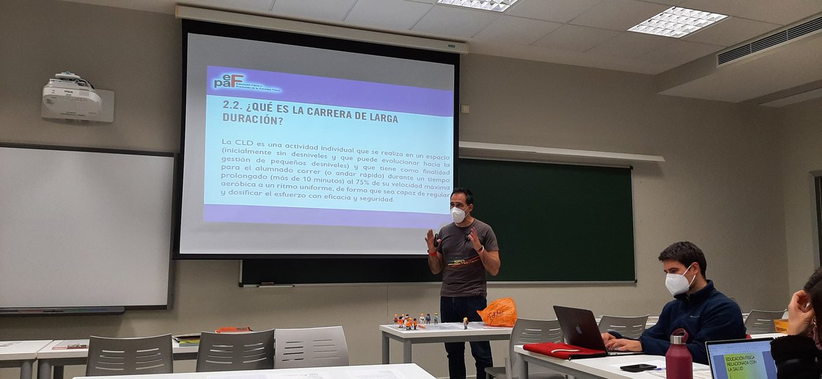 Gràcies a <a href="/jajulian_/">Jose A. Julián</a> per la seua interessant i motivant explicació d'estratègies docents per a la promoció d'estils de vida actius des de la classe #edufis al Seminari de Professorat d'EF que realitzem el grup <a href="/afes_uv/">AFES-UV</a> a la 
@FacMagisteri amb el recolzament de <a href="/CEFIREambitAE/">Àmbit Artisticoexpressiu</a>