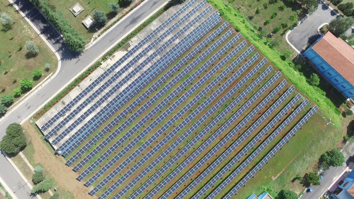 İSKİ, 2021 yılında kojenerasyon tesisleri ve güneş enerjisi panelleri ile 152 milyon kWh elektrik enerjisi üretti.

Bu ortalama bir ailenin ayda 230 kWh elektrik tükettiği varsayılırsa, yaklaşık 660 bin ailenin bir aylık tüketimine eş değer.

Detaylar👉iski.istanbul/web/tr-TR/kuru…