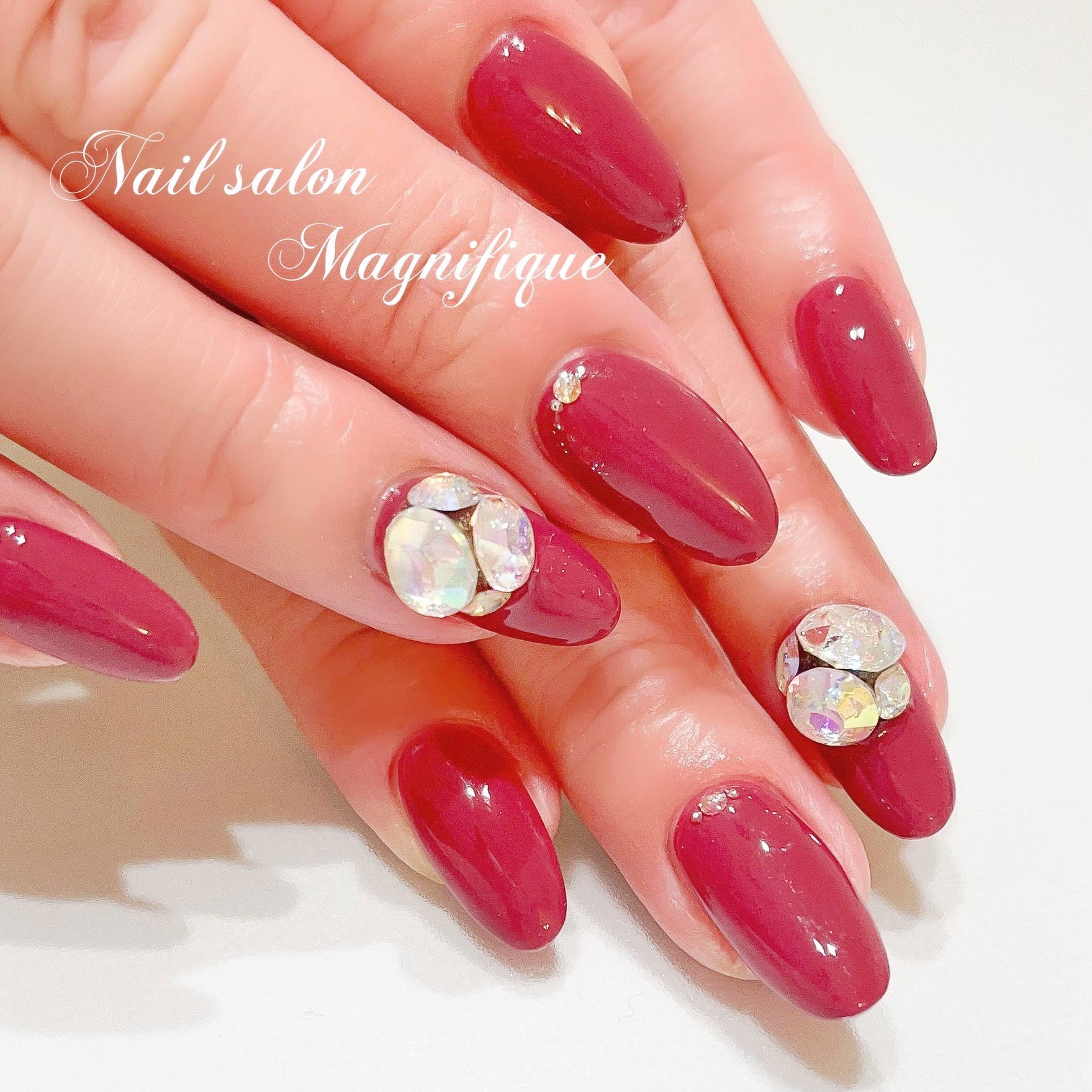 Nailsalon Magnifique Nail Nailsalon ネイル ネイルサロン ジェルネイル ネイルデザイン 赤 ボルドー ワンカラー Vカットストーン キラキラ ワンカラーネイル ビジュー ビジューネイル オフィスネイル シンプルネイル 大人ネイル 上品