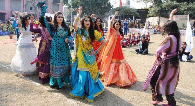 ImShubhJ's tweet photo. Meanwhile Pakistani girls in school college 
#NoHijab #HijabRow https://t.co/uBDax3zVLE