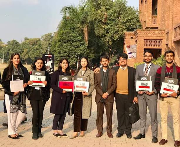 ImShubhJ's tweet photo. Meanwhile Pakistani girls in school college 
#NoHijab #HijabRow https://t.co/uBDax3zVLE