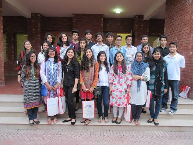 ImShubhJ's tweet photo. Meanwhile Pakistani girls in school college 
#NoHijab #HijabRow https://t.co/uBDax3zVLE