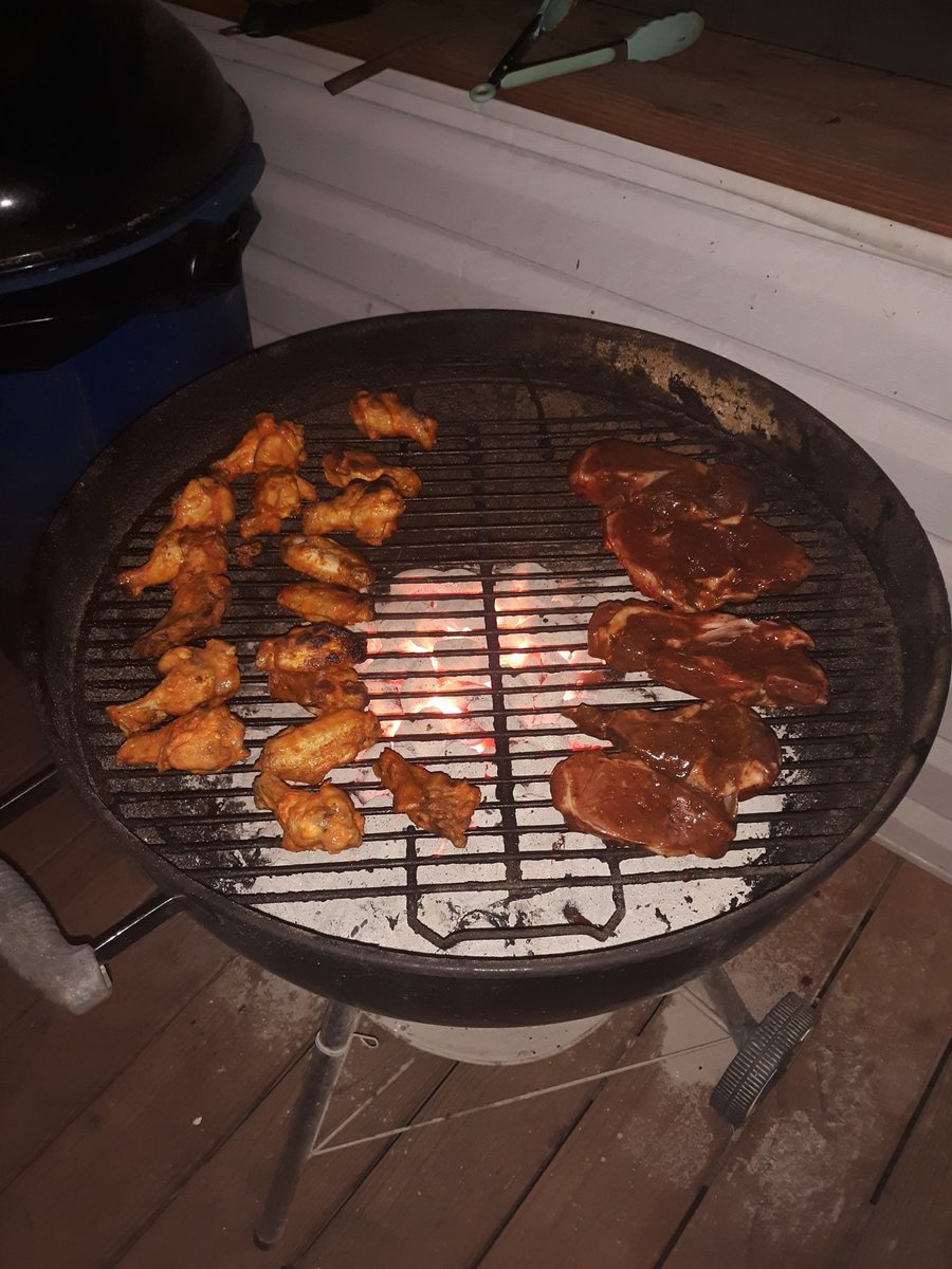 jsmoke404's tweet photo. @IAmMsjohnson025 Bet that🍗🍗 https://t.co/A55M8MuebJ