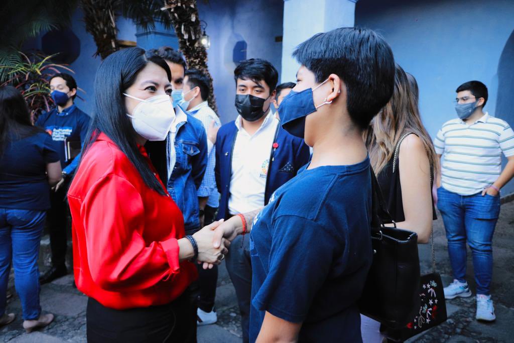 mirnazavala_'s tweet photo. Los jóvenes son el presente que trabajan para el futuro. Amena tarde pase hoy, rodeada de jóvenes talentosos, preocupados y ocupados por el bien de nuestro estado. Platicamos sobre mi trayectoria y resolvimos un poco de todas sus dudas. https://t.co/SMGFkvDgGY