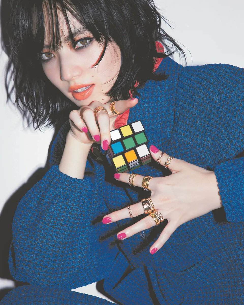 voguejp's tweet photo. 小松菜奈が出逢う、シャネルのインスピレーショナルな輝き。https://t.co/rIusVdfLVQ https://t.co/KL1H0aFeLZ