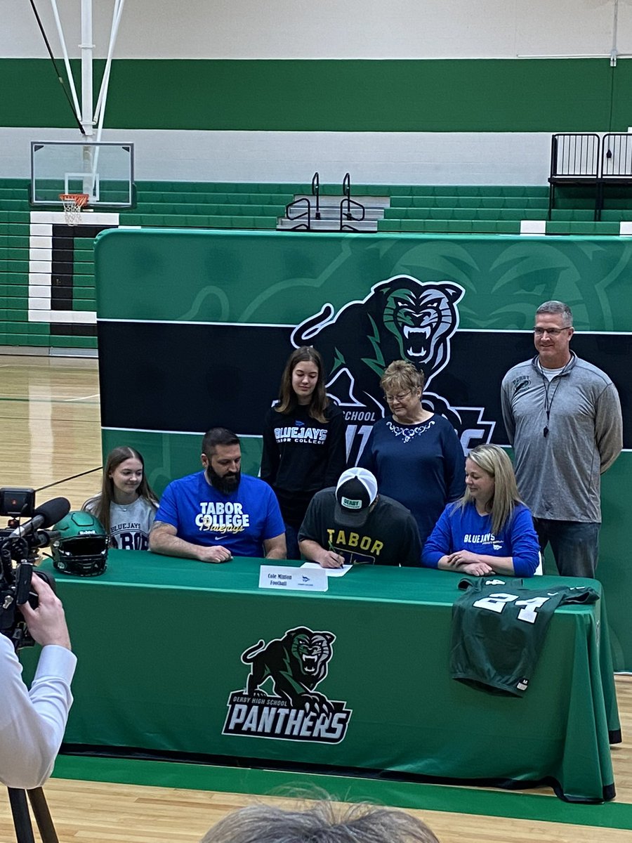 ColeMinton24's tweet photo. Officially a BlueJay!!🐦🔵🟡🏈#22JayStreet #1H1HB@CoachZachHaynes @DerbyPanther @CoachKoustmer @TaborCoachG @CoachCJHill @CoachZReed @Coach_Reimer @Tabor_Football https://t.co/CTSU2Ot4Gd