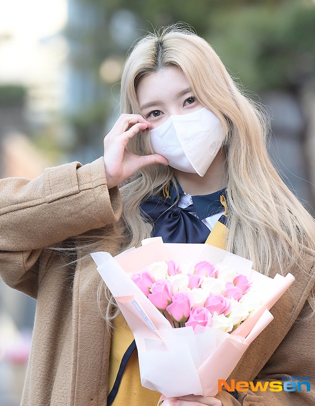 dayeonchive's tweet photo. Kep1er 김다연 서공예 졸업식
#Kep1er #케플러 #김다연 https://t.co/DzrAhnldVh