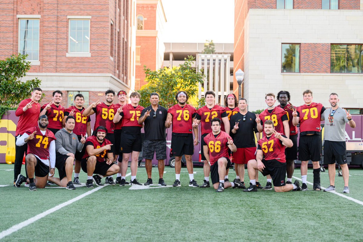 uscfb's tweet photo. Appreciate @AnthonyMunozHOF for rolling through 🙏
#FightOn✌️ https://t.co/ueHE9nn8Gr