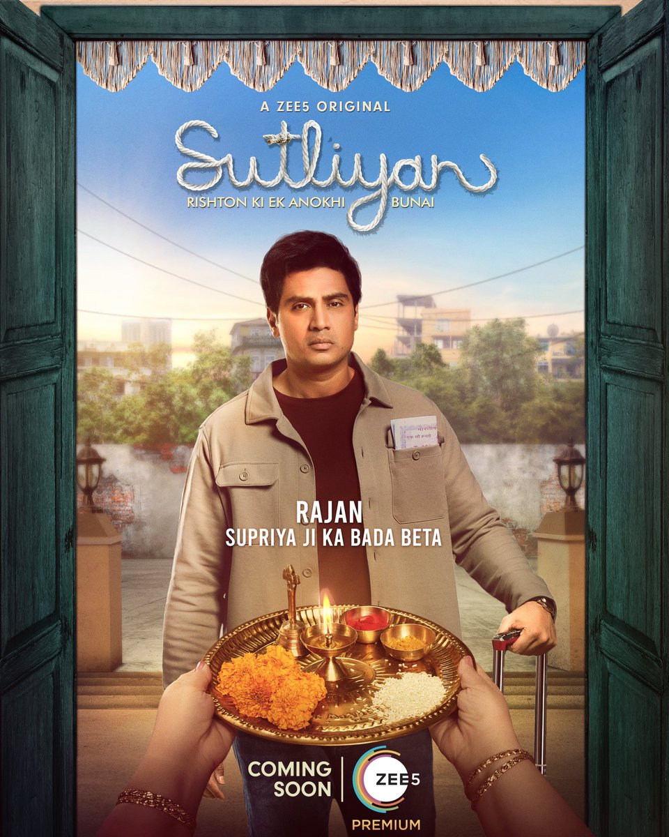 Miliye Rajan Chandel se, yeh apne zimmedariyan aur sapnon ke beech balance dhoondh rahe hain. Kya ghar aane ke peechhe koi aur wajah hai? Dekhiye #Sutliyan
A @ZEE5 Original Series
#SutliyanOnZEE5