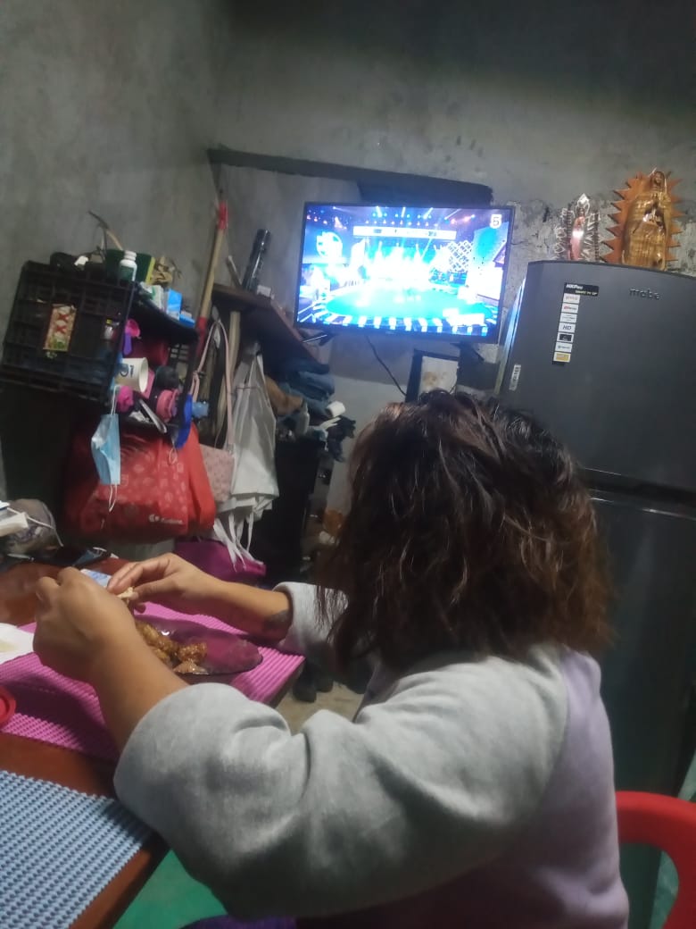 CrisBauts's tweet photo. @MeCaigoDeRisa @jimenalongoria #MeLateCuando es hora de cenar y mirar #MCDR https://t.co/YC3r0gERZ2