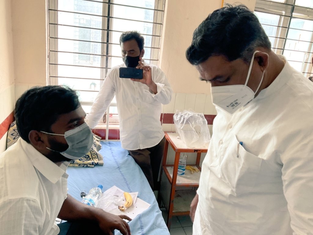 KranthiKumarAk4's tweet photo. జనగామ లో జరిగిన  దాడిని తీవ్రంగా ఖండిస్తూ హుటాహుటిన జనగామ కు మమ్మల్ని చూడడానికి వచ్చిన  మధ్యప్రదేశ్ ఇంచార్జ్ శ్రీ   @PMuralidharRao గారికి ధన్యవాదాలు 🙏
@PMROffice @LPradeepRao @shashiksarabu @drdashmanth @BJP_Jangaon @Bhanu4Bjp @bandisanjay_bjp https://t.co/IiYprvXsKJ