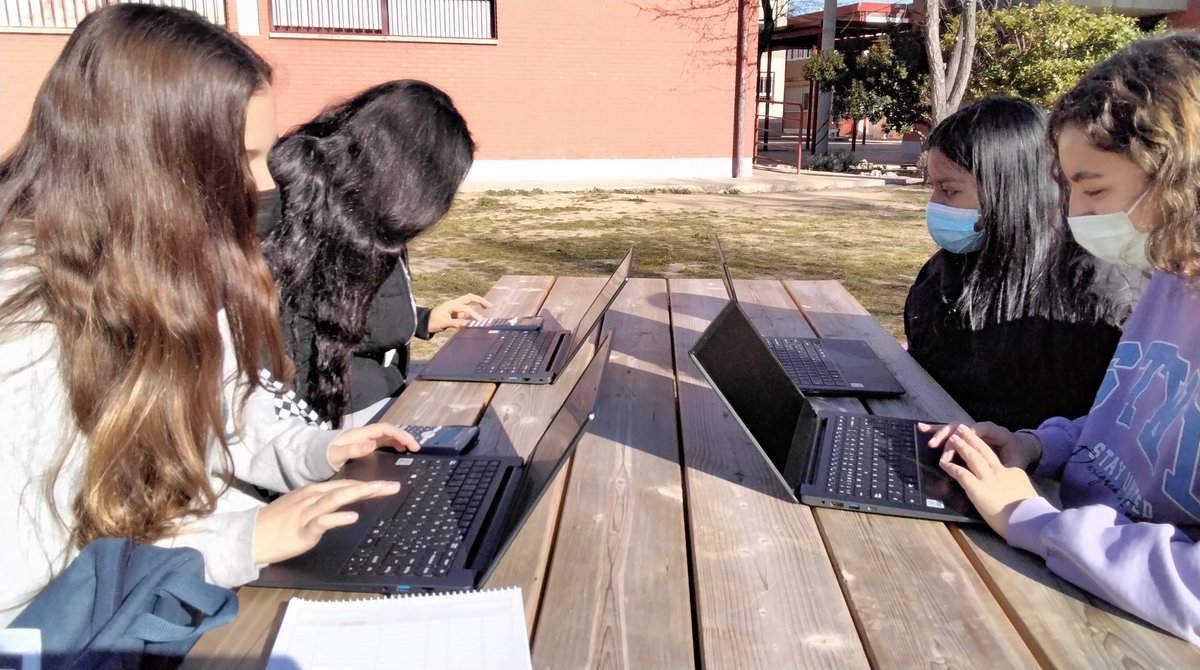 IesMMolina's tweet photo. Proporcionalidad en #3ESOC con ordenadores en nuestra aula al aire libre. ¡Se estaba genial! https://t.co/UvyjB3J22x