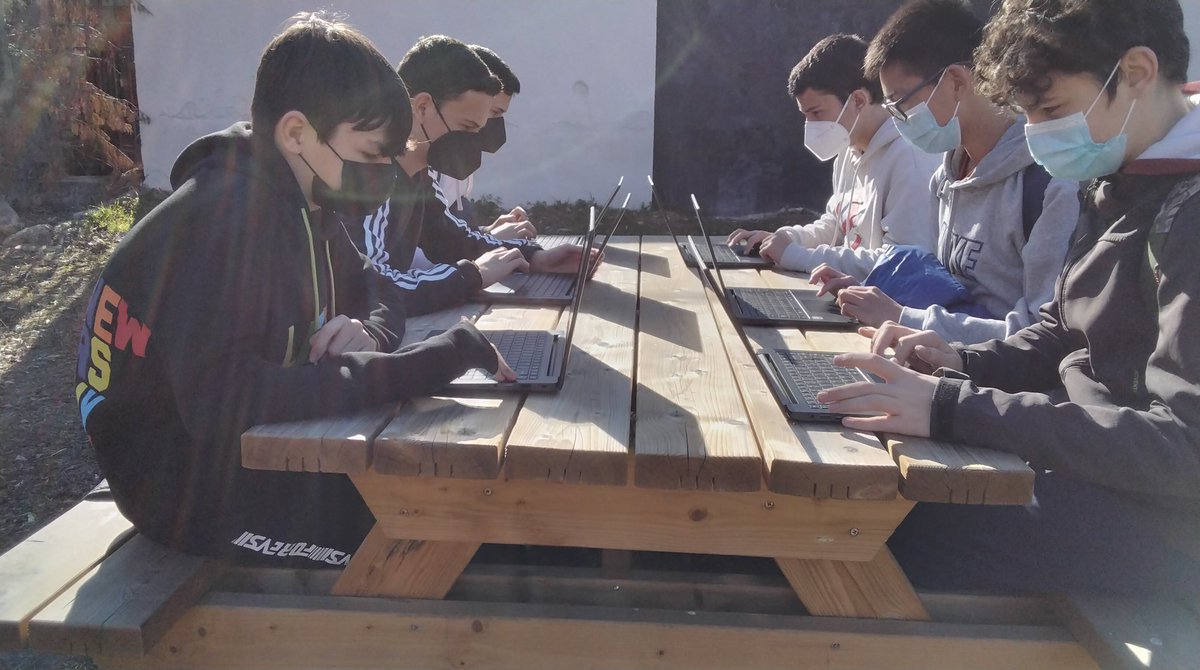 IesMMolina's tweet photo. Proporcionalidad en #3ESOC con ordenadores en nuestra aula al aire libre. ¡Se estaba genial! https://t.co/UvyjB3J22x