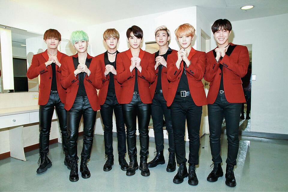 группа бтс в пиджаках. лана кпоп айдол. что значит айдол. айдолы кореи. что значит айдол.