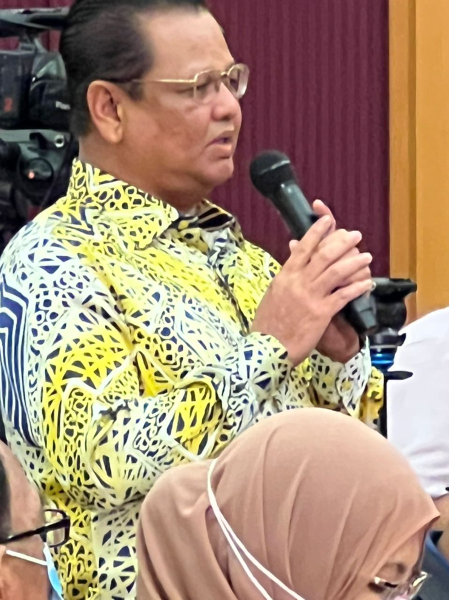 azman1505's tweet photo. Sesi dialog industri Agromakanan..Saya turut diberi peluang utk menerangkan  program baru MAFI iaitu smart SBB dalam sub sektor industri padi dan beras. Ini adalah kerjasama strategik pesawah-peneraju-kerajaan dalam mengusahakan padi secara sistematik dan meningkatkan hasil padi. https://t.co/uG7960XAab