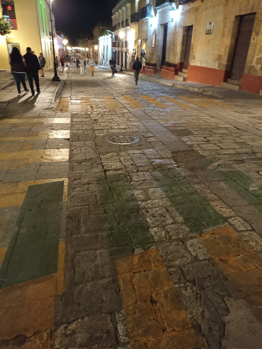 chumbert1's tweet photo. Ojo @SEMOVI_GobOax, están violando el art.47 del Plan Parcial de Conservación del Centro Histórico, esa área no es acabado de piedra como en otras calles, es piedra de río y cantera, está prohibido su alteración; Centro Histórico del @MunicipioOaxaca está obligado a verificar. https://t.co/w6fmdtQgdx