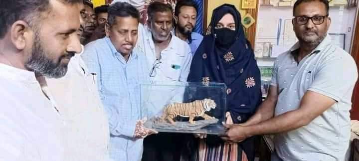tanvialishaikh's tweet photo. @zoo_bear @SahilRazvii मुस्कान शेरनी को..
शेर ही के तोहफ़ों से नवाज़ा जा रहा है।

#HijabRow  #AllahuAkbar https://t.co/MVw5dOQMXz