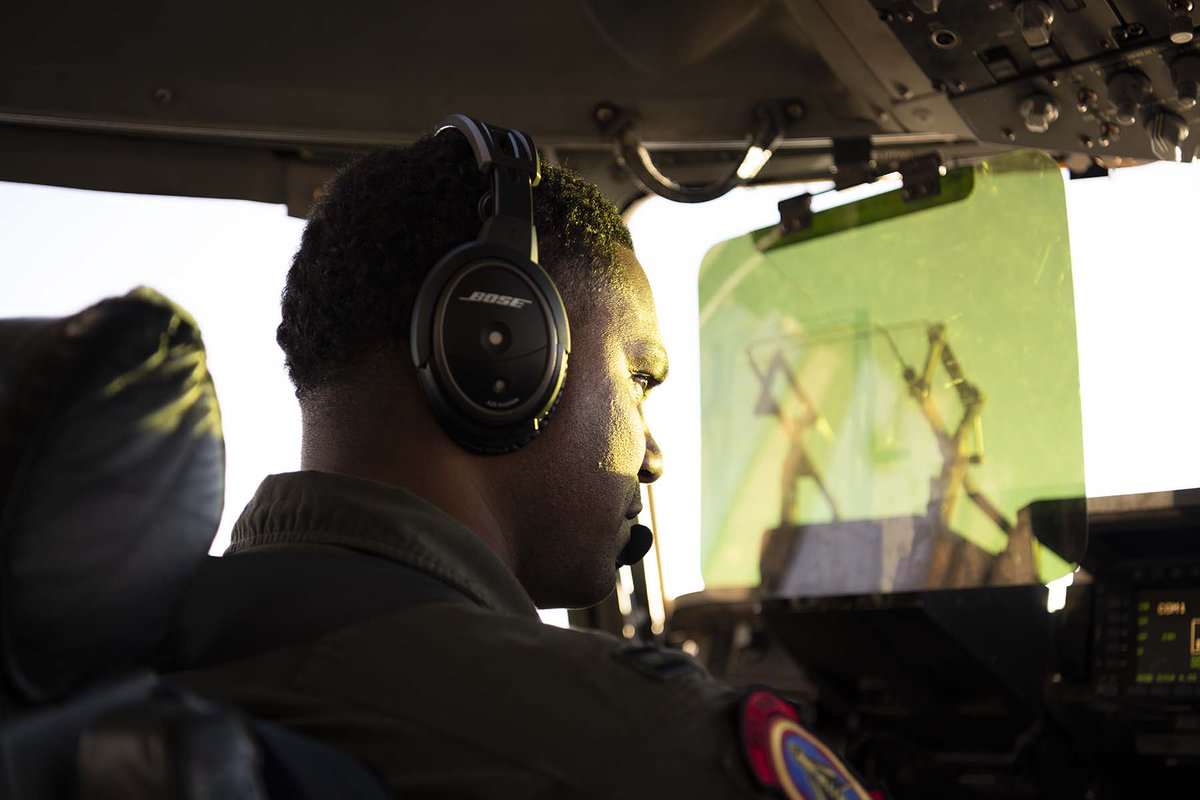 usairforce's tweet photo. .@Travis60AMW and Joint Base McGuire-Dix-Lakehurst participated in a High Mobility Artillery Rocket System Rapid Aerial Insertion training mission with @USMC servicemembers! 

https://t.co/SOrLulb8ht https://t.co/dOBuNKFTUk