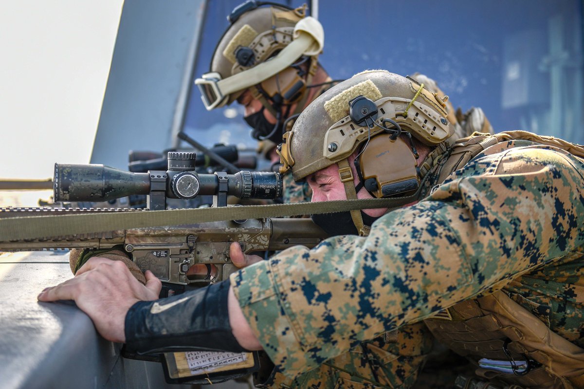 Defense_Imagery's tweet photo. Feb. 2, 2022: Marines assigned to the 31st MEU conduct a VBSS exercise aboard USS Green Bay (LPD-20) in the Philippine Sea. (USN photo, MCS 2nd Class Jonathan D. Berlier) #usn #usmc #navy #marines #vbss https://t.co/jzQRv0dAvl