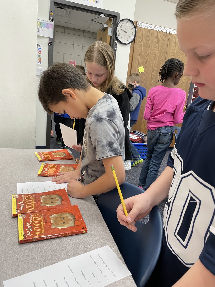 Browsing the room and choosing your own book club book is always an exciting day! So many great choices! <a href="/GlenOaksES/">Glen Oaks Elementary</a> #TheGlenOaksWay #MyMISD #MyMISDreads